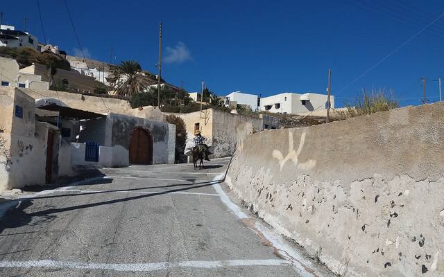 Straatje met oude huizen in het traditionele dorp Akrotiri