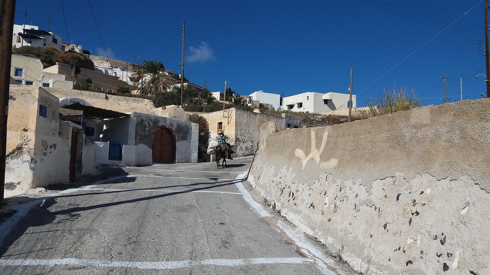 Straatje met oude huizen in het traditionele dorp Akrotiri