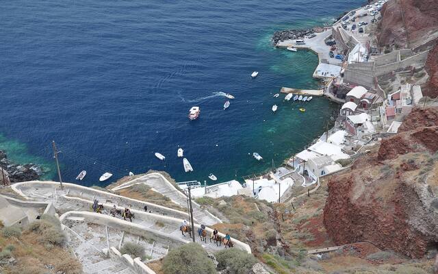 Ammoudi Bay onder Oia met bootjes in het heldere water