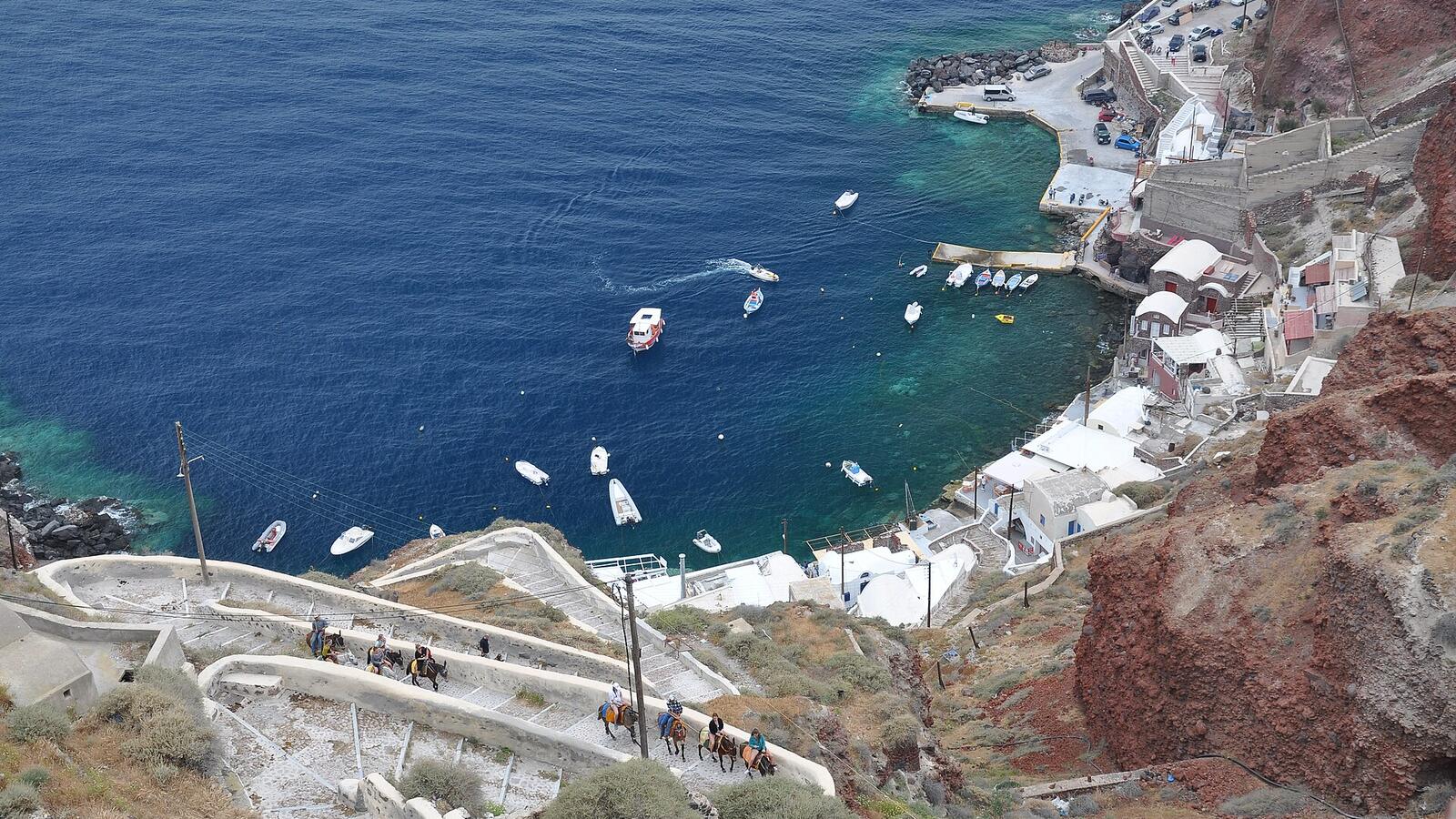 Ammoudi Bay onder Oia met bootjes in het heldere water