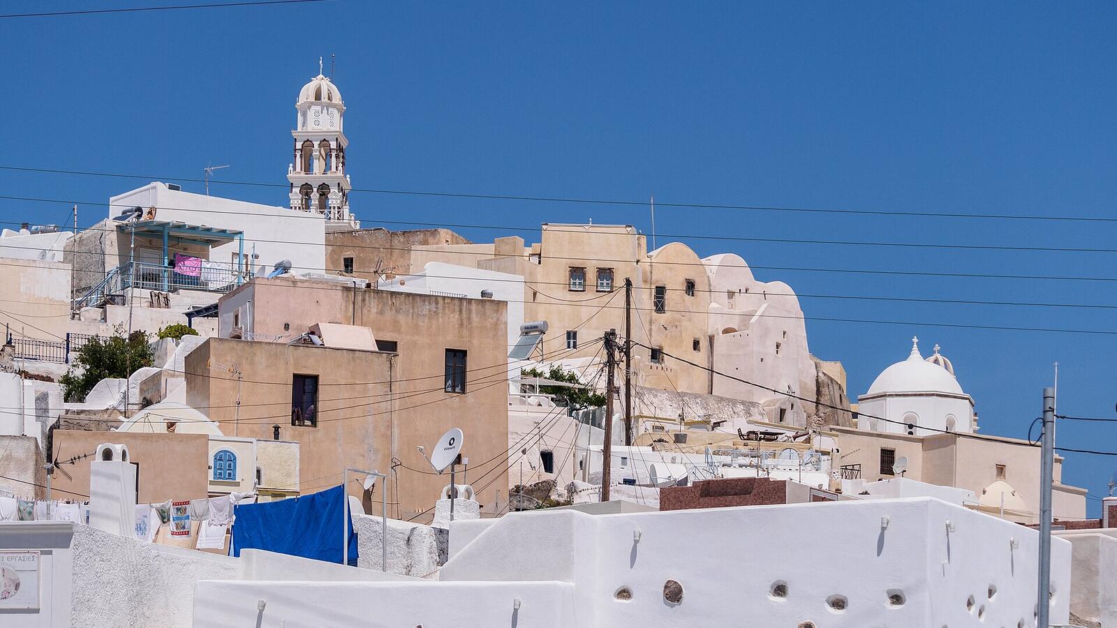 Uitzicht op de huizen en kerktorens van Emporio op Santorini