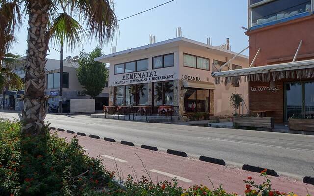 Restaurants en terrassen aan een straat op Santorini