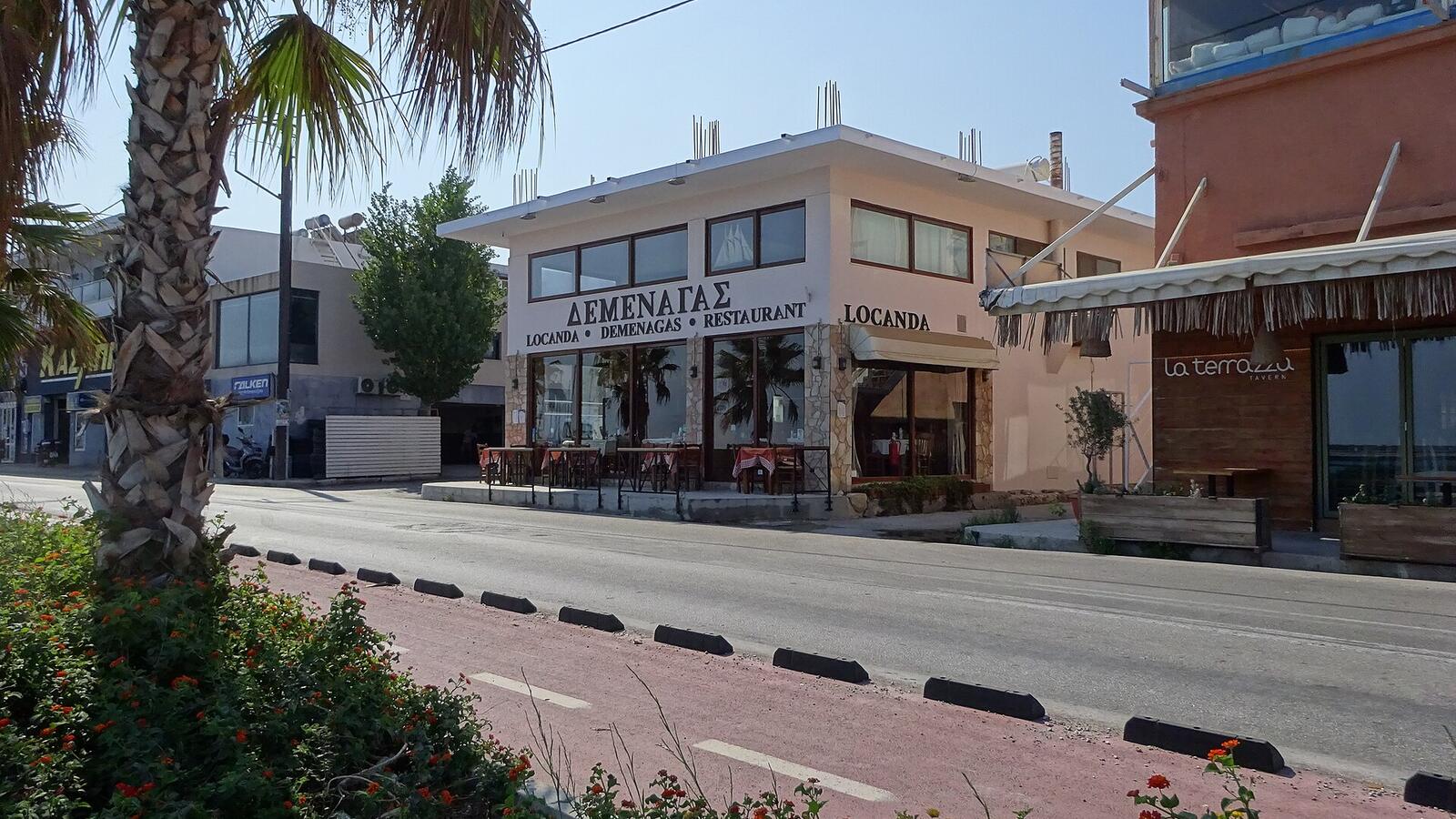 Restaurants en terrassen aan een straat op Santorini