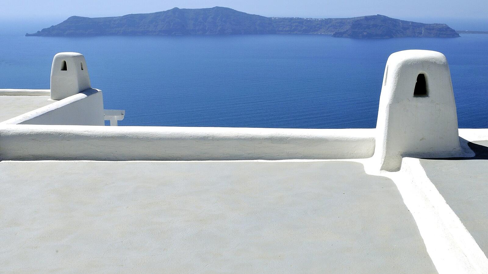 Dakterras in Imerovigli met de caldera en Thirassia op de achtergrond