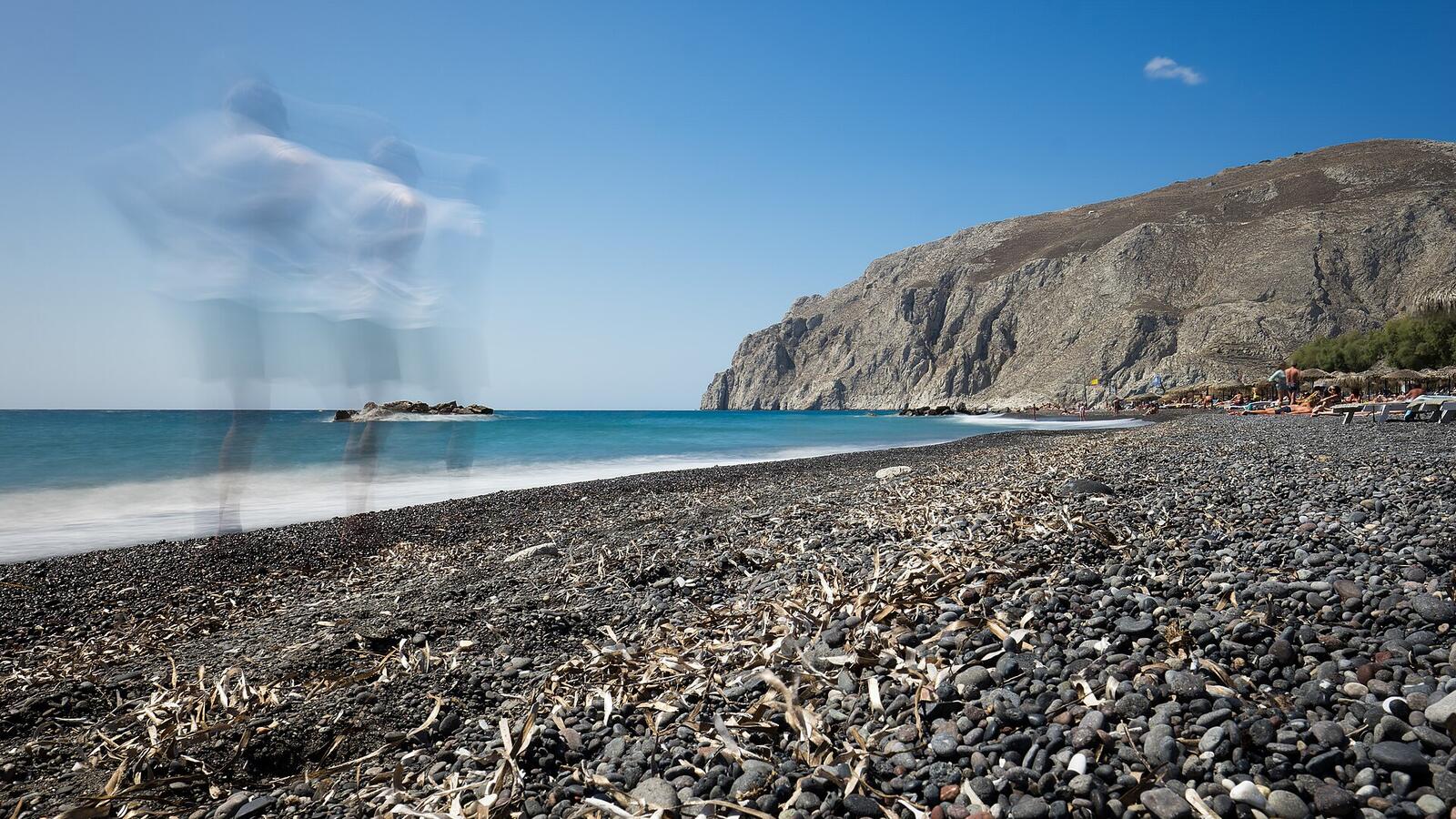 Lange sluitertijd van het zwarte strand van Kamari met de berg Mesa Vouno