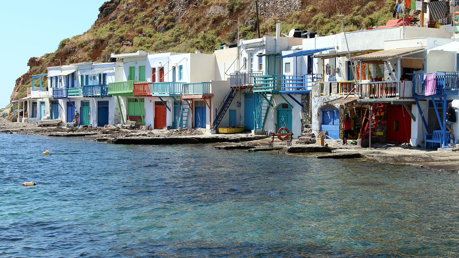 Kleurrijke vissershuisjes met bootgarages aan het water in Klima op Milos