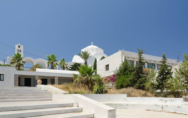 Het Museum van het Prehistorische Thera en de kathedraal in Fira