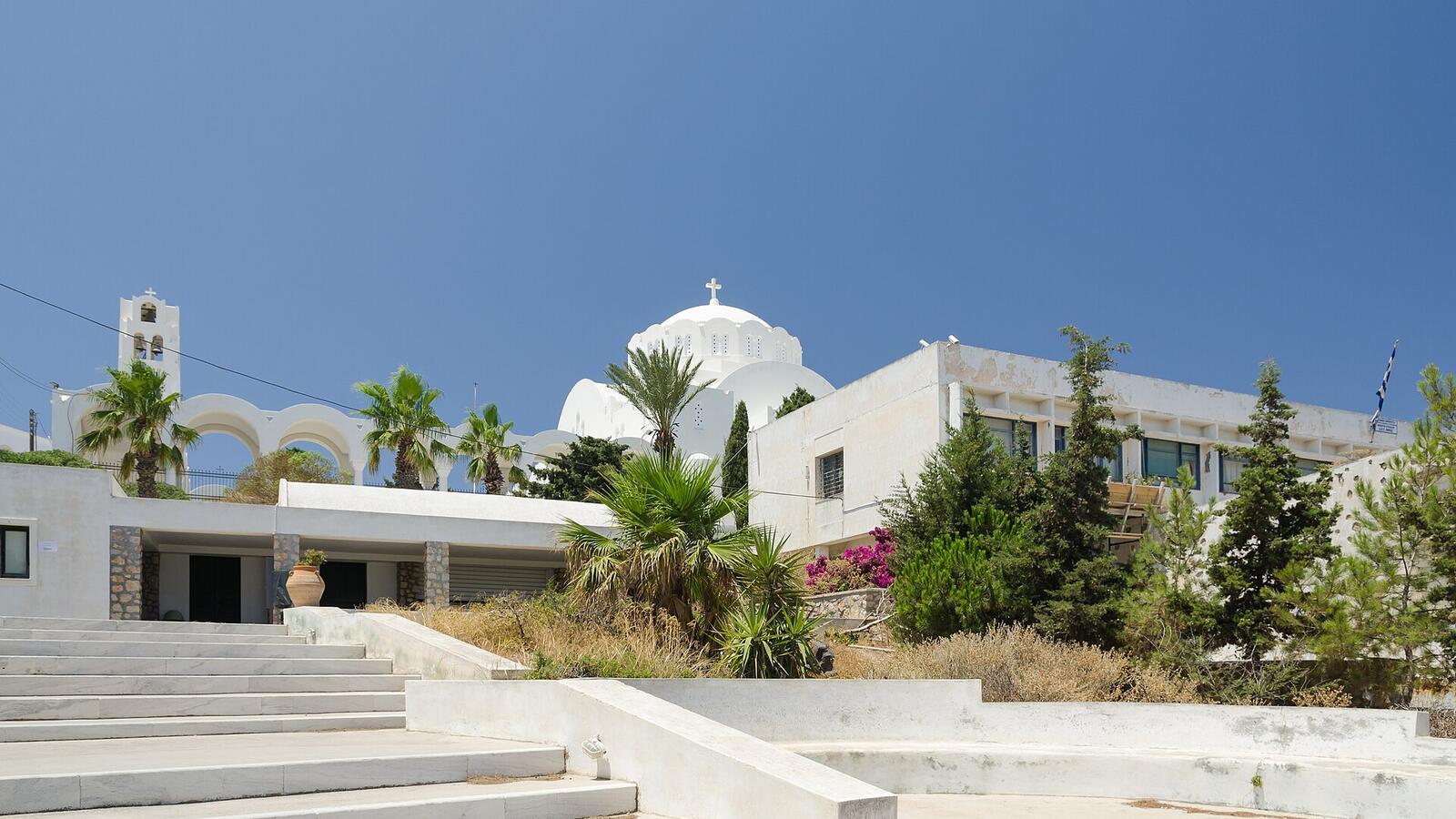 Het Museum van het Prehistorische Thera en de kathedraal in Fira