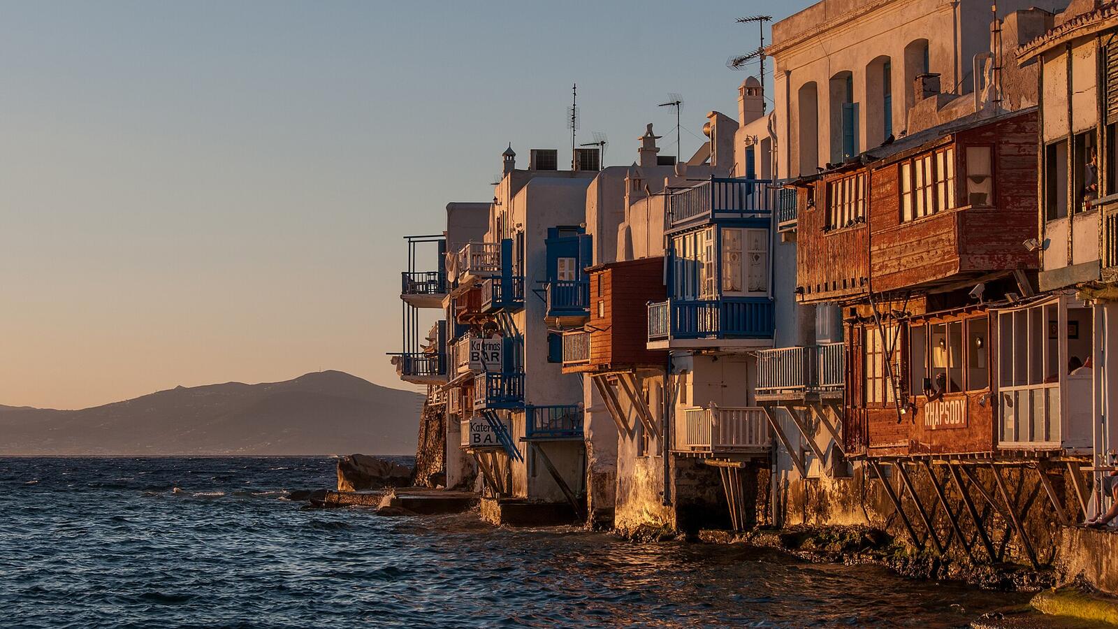 Little Venice op Mykonos bij zonsondergang met huizen tot aan het water