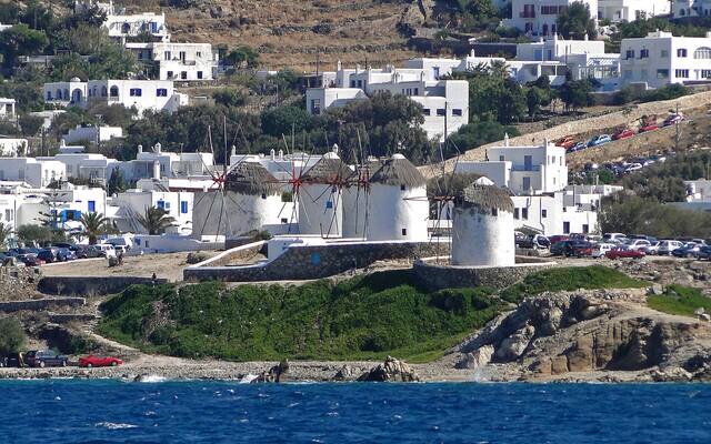 De windmolens van Kato Mili boven de stad Mykonos