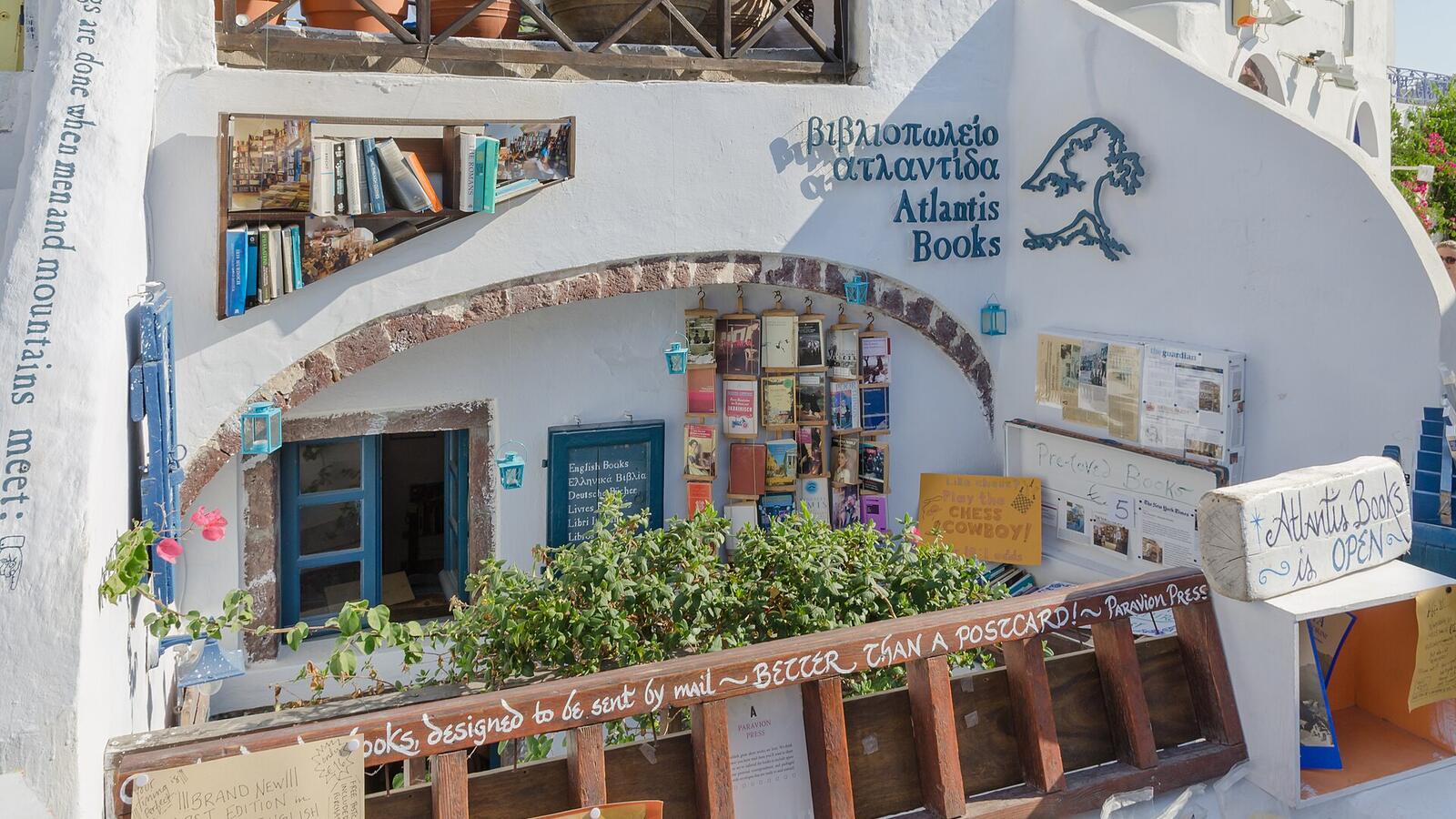 De boekwinkel Atlantis Books in Oia met boeken en handgeschilderde borden