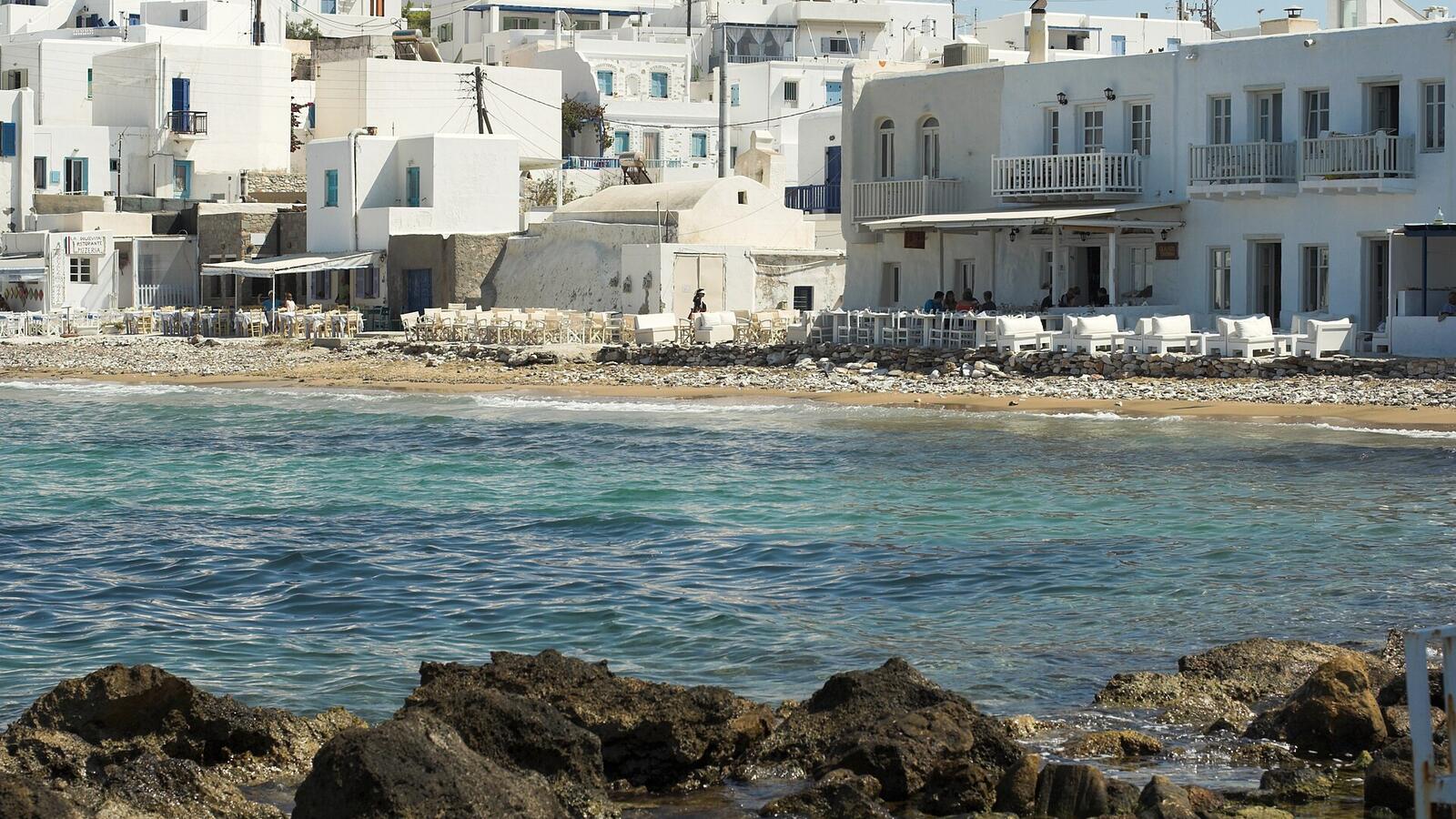 Witte huizen en het water van de haven van Naoussa op Paros
