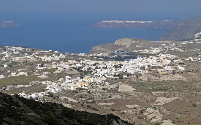Uitzicht vanaf de berg Profitis Ilias op het dorp Pyrgos en de caldera