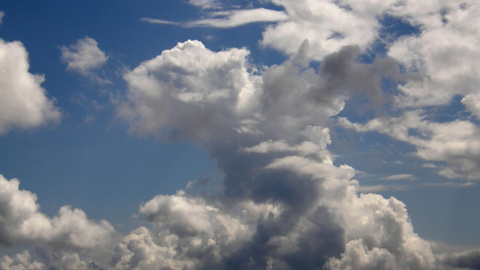 Grote stapelwolken boven de zee bij Santorini