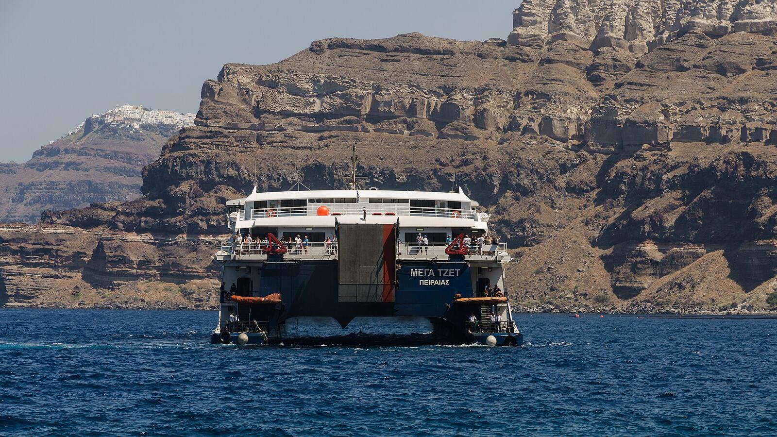 Een snelle ferry in de haven van Athinios op Santorini