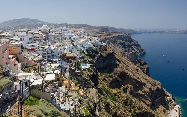 Fira en de calderarand met witte huizen boven de caldera