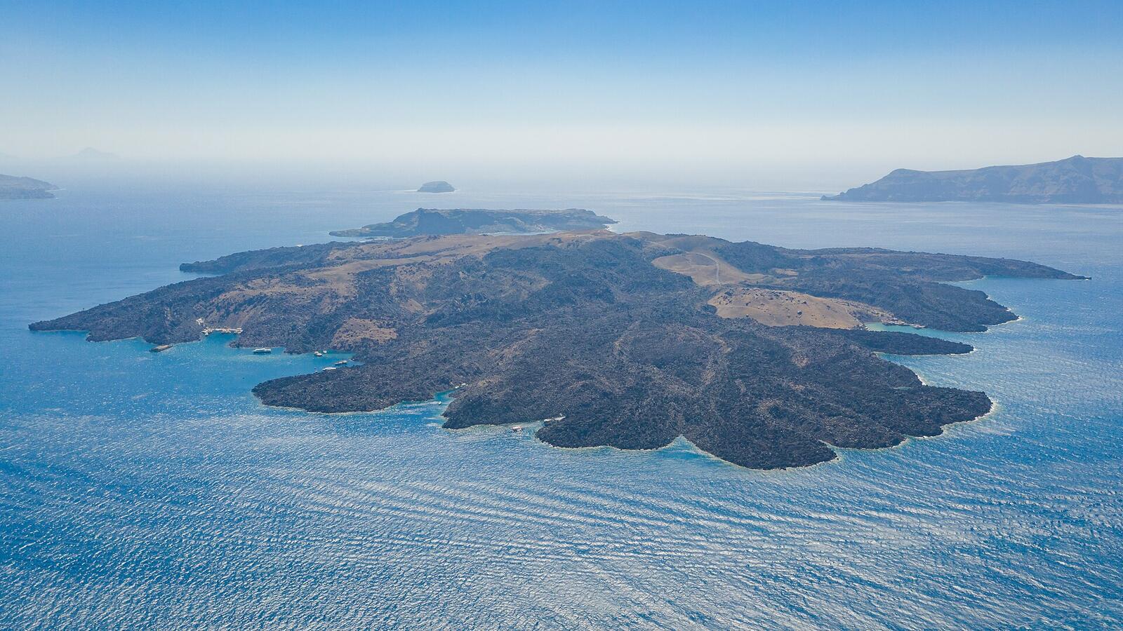 Luchtfoto van het vulkaaneiland Nea Kameni midden in de caldera van Santorini