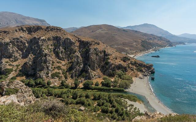 Panorama van het palmenstrand van Preveli op Kreta met de riviermonding