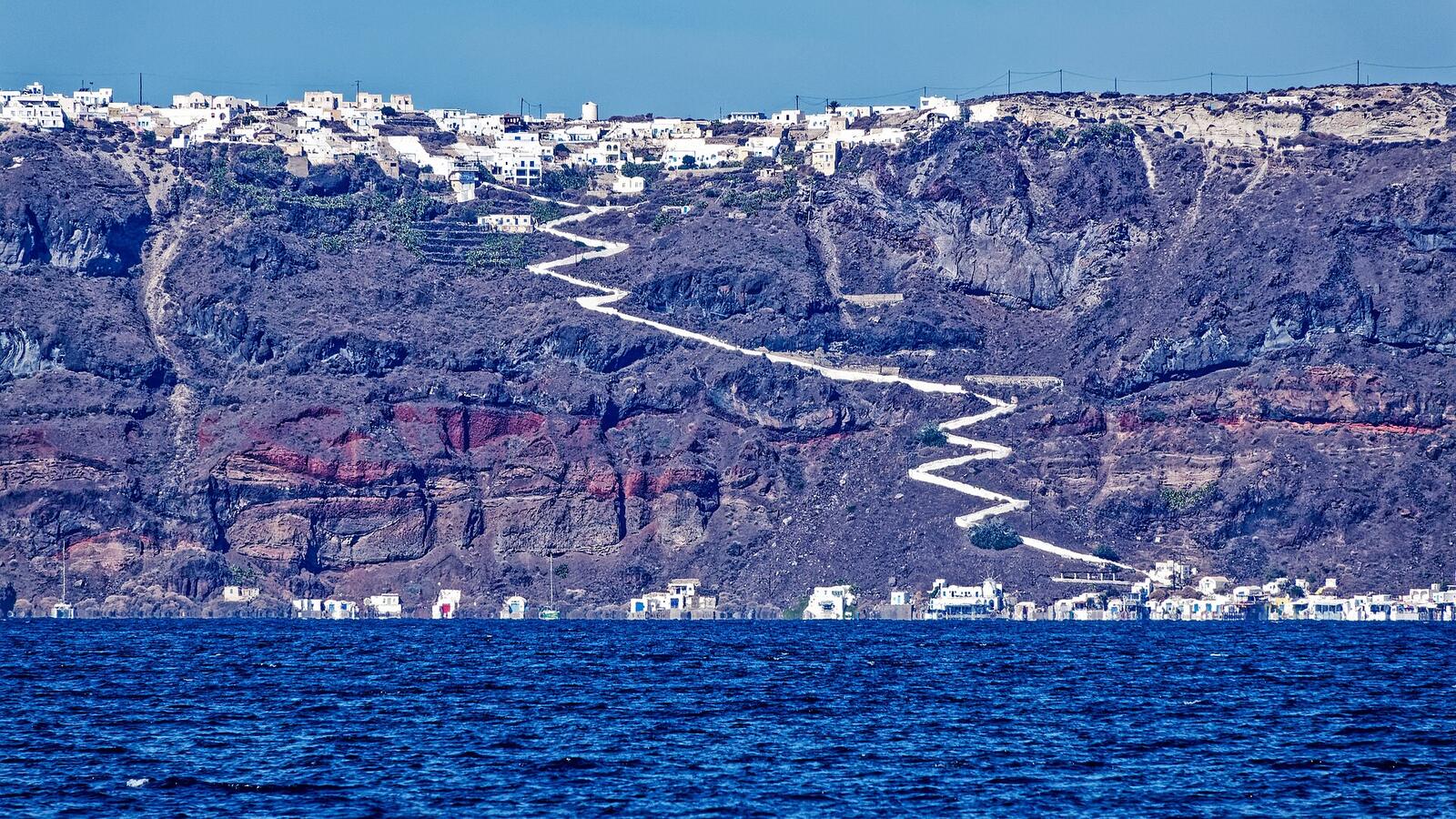 Uitzicht vanaf Santorini op het eiland Thirassia in de caldera