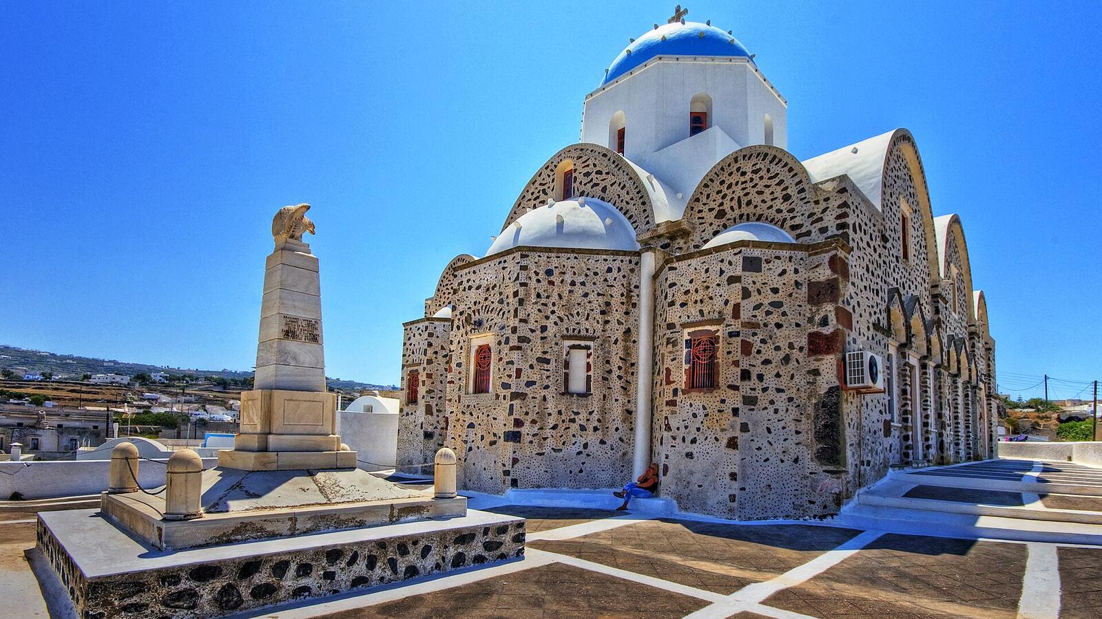 Kerk met blauwe koepels in het dorp Vothonas op Santorini