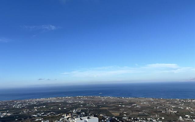 De luchthaven van Santorini gezien vanaf Pyrgos met de zee op de achtergrond