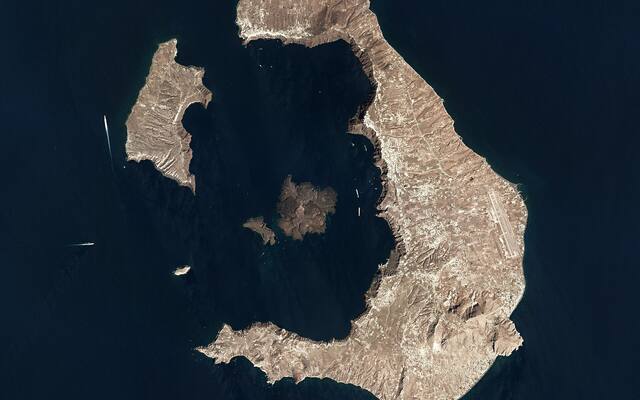 Satellietbeeld van Santorini met de ringvormige caldera en de vulkaaneilanden