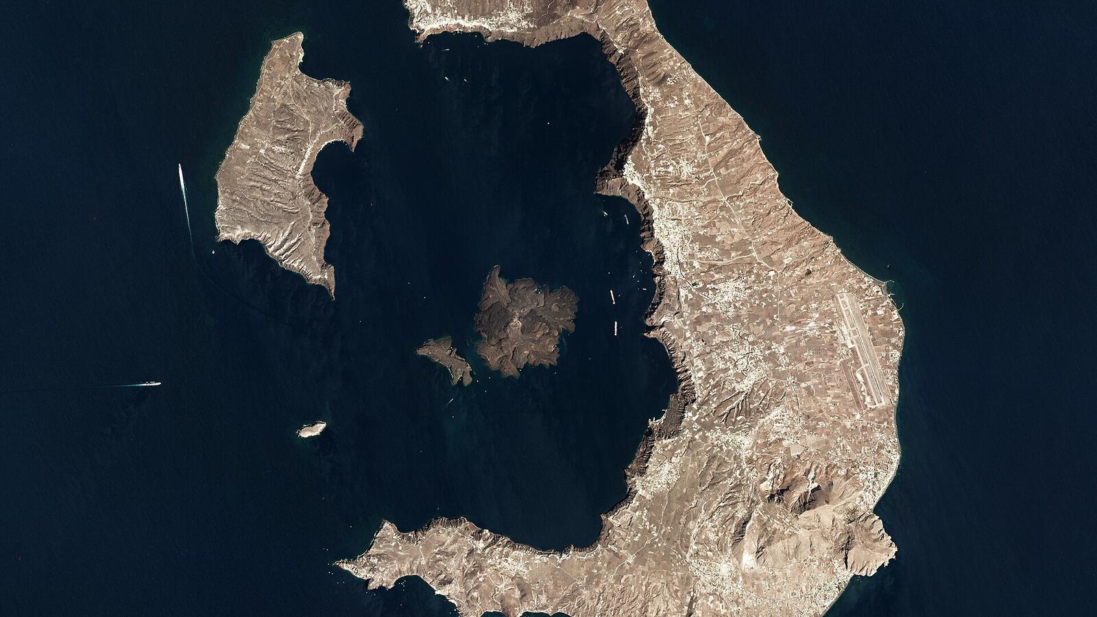 Satellietbeeld van Santorini met de ringvormige caldera en de vulkaaneilanden