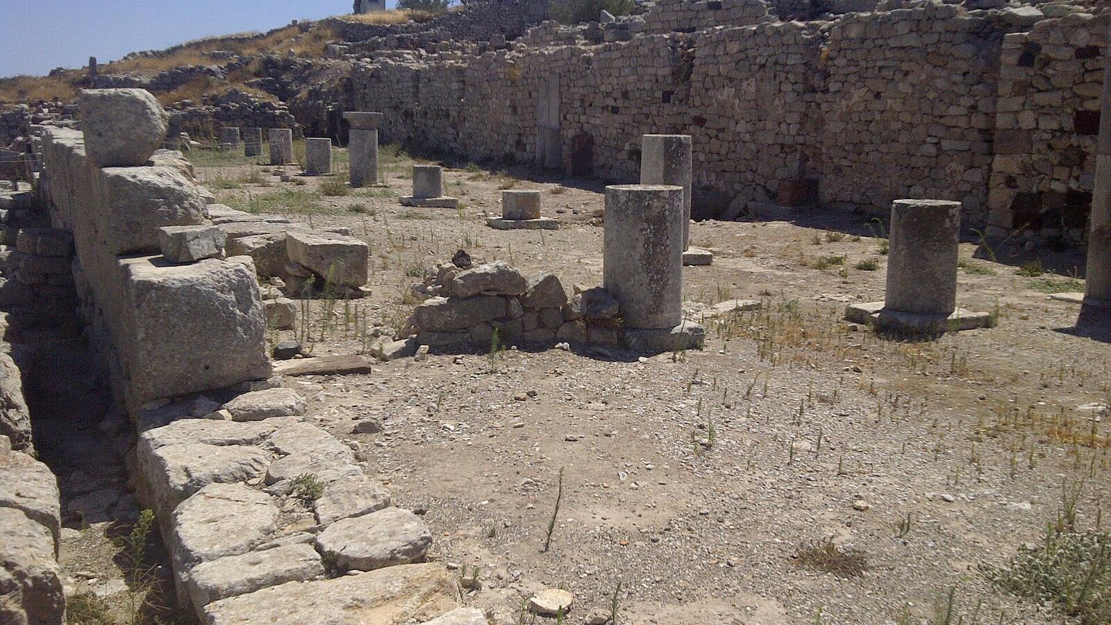 De agora van Antiek Thera op de bergkam van Mesa Vouno