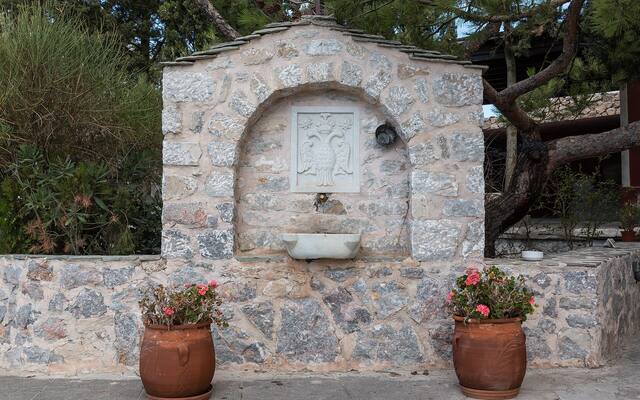 Fontein bij het klooster van Profitis Ilias op Santorini