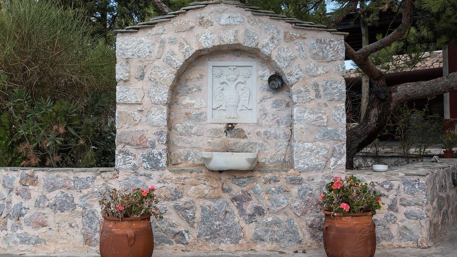Fontein bij het klooster van Profitis Ilias op Santorini
